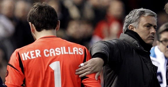 Casillas-Mourinho-palmada-2013-valencia-efe
