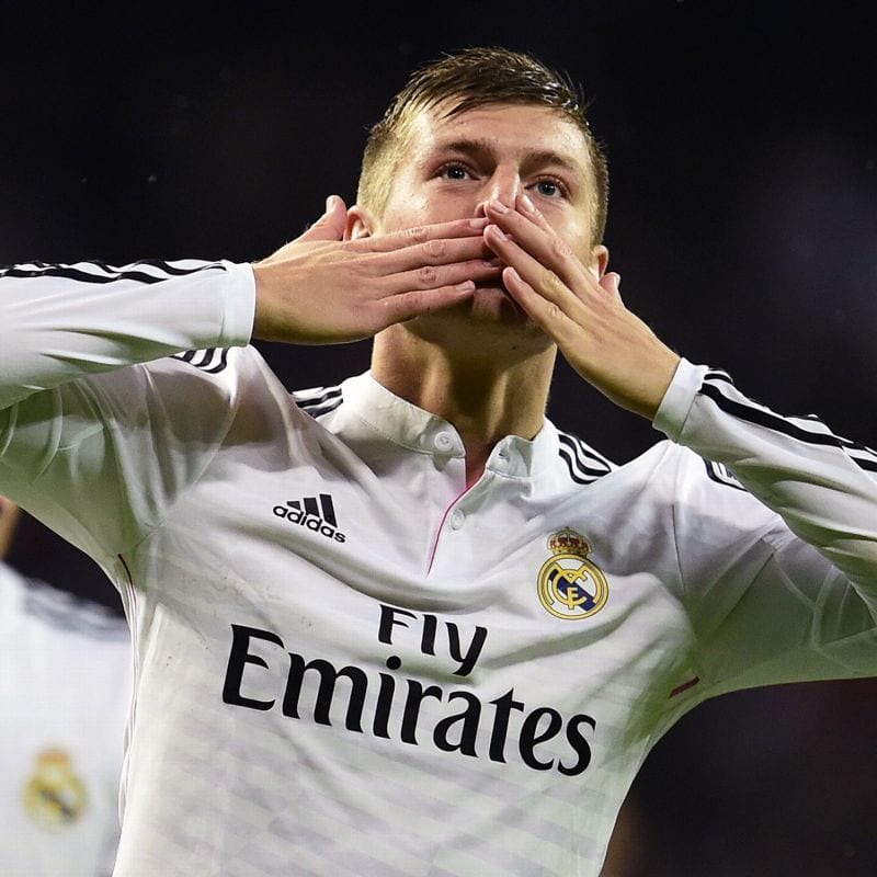 kroos lanzando besos a la grada