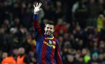 gerard-pique-ensenando-manita-aficion-barca-rf_314850