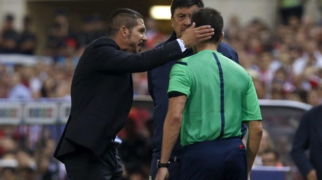 colleja de simeone al árbitro