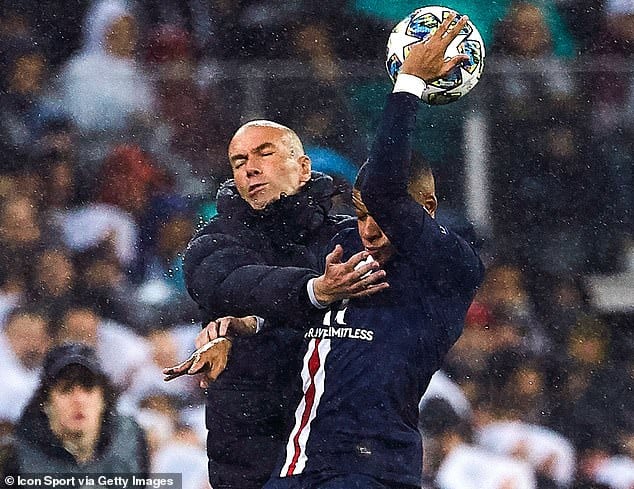 Zidane abrazando a Mbappé Zidane abrazando a Mbappé