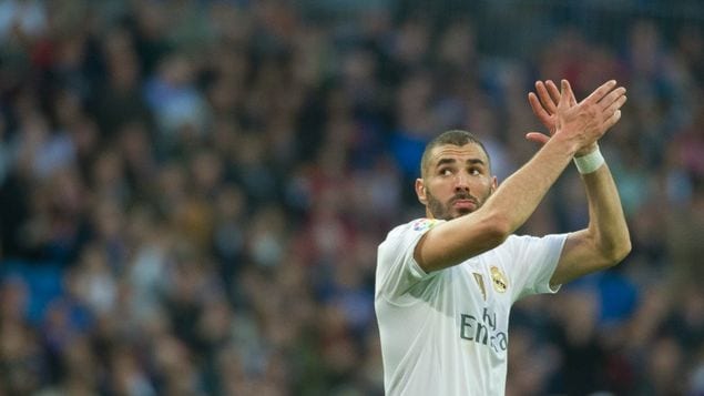 Benzema aplaude al público del Bernabéu