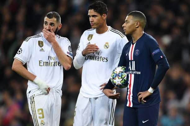 Mbappé conversando con Karim y Varane en el Santiago Bernabéu Mbappé conversando con Karim y Varane en el Bernabéu