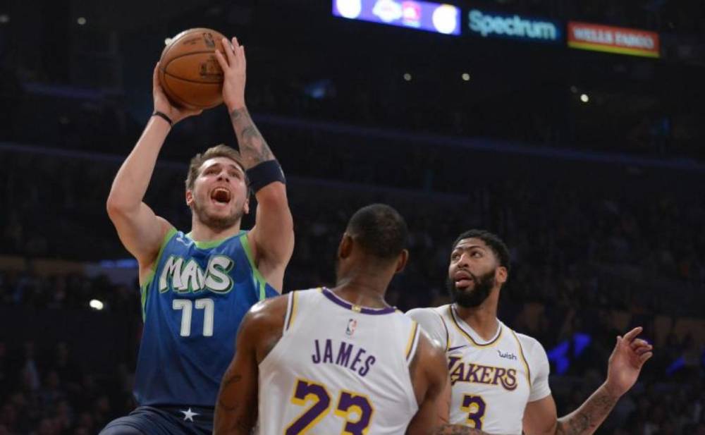 Luka Doncic con Mavericks en el partido contra los Lakers