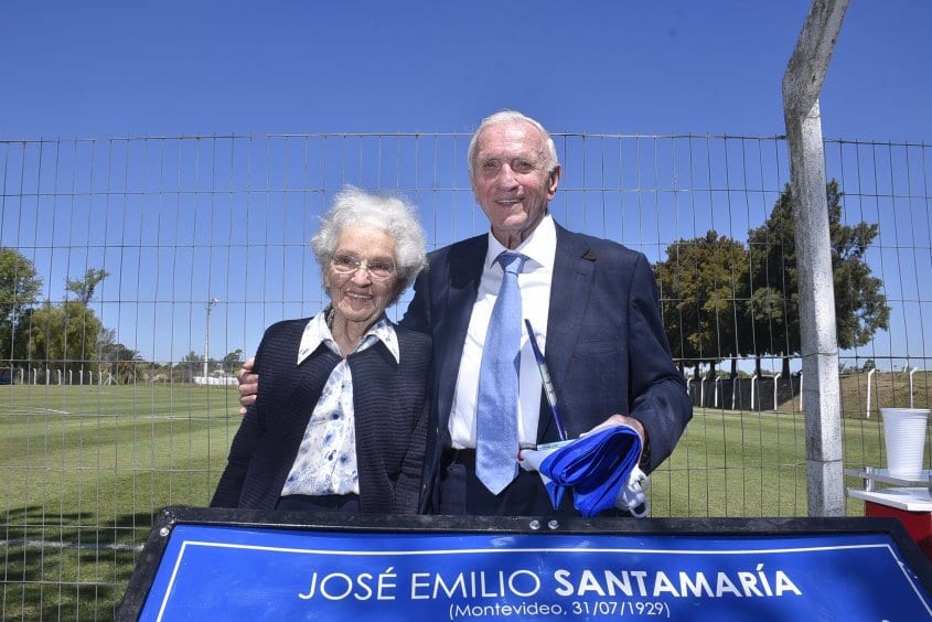 José Emilio Santamaría junto a su mujer en homenaje en Montevideo