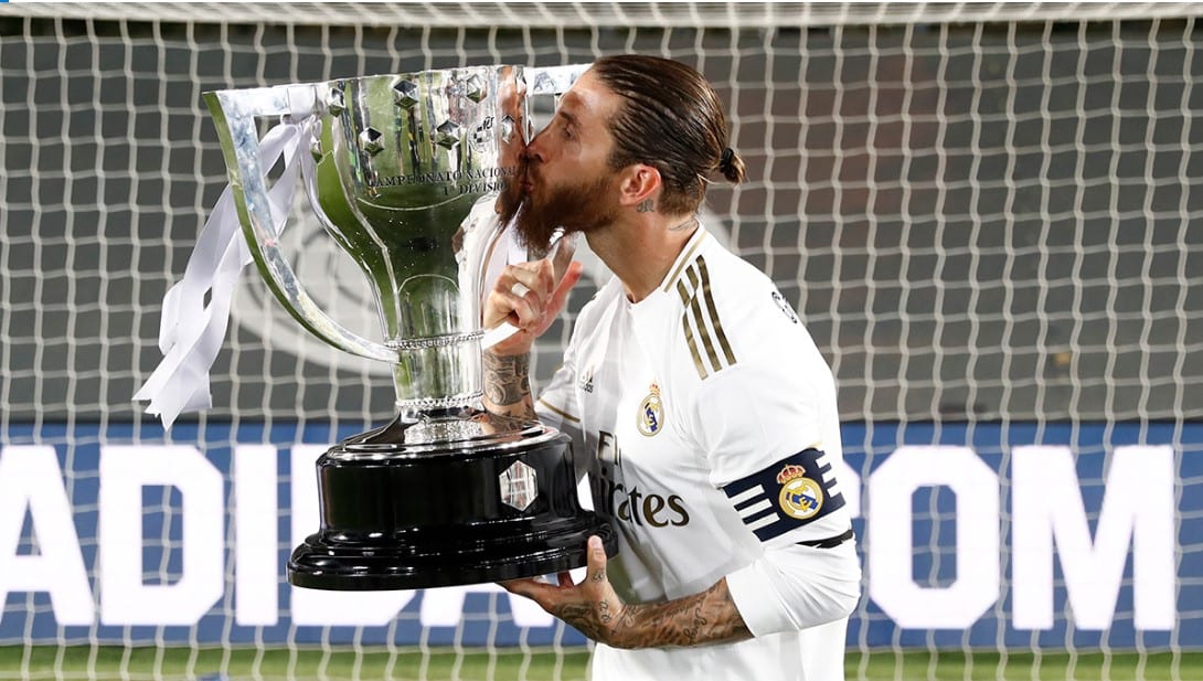 Sergio Ramos besando la copa de la Liga