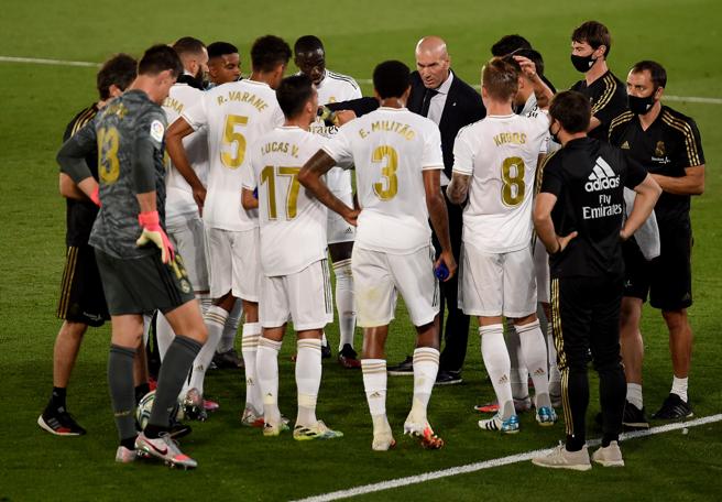 Zidane habla con sus jugadores.