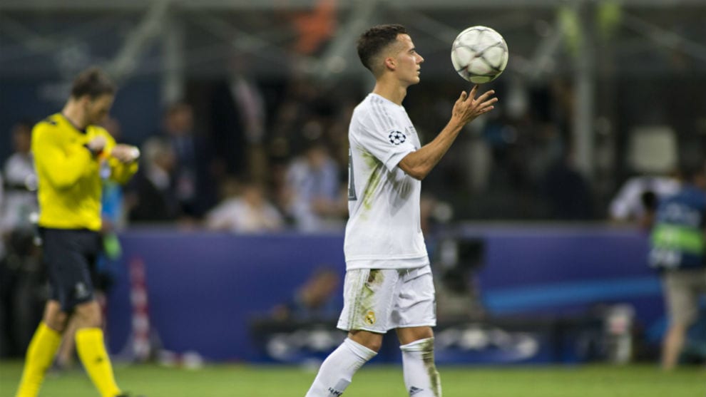 Lucas Vázquez juega con el balón.