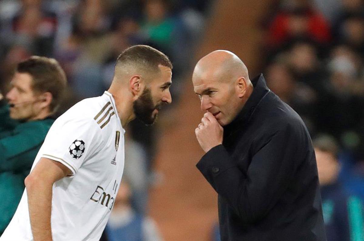 Benzema y Zidane hablan en la banda