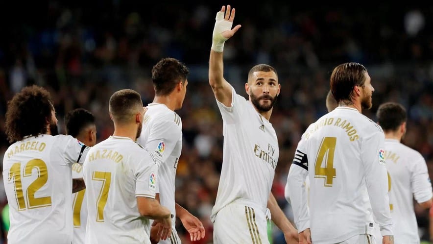 Karim Benzema saluda al Bernabéu