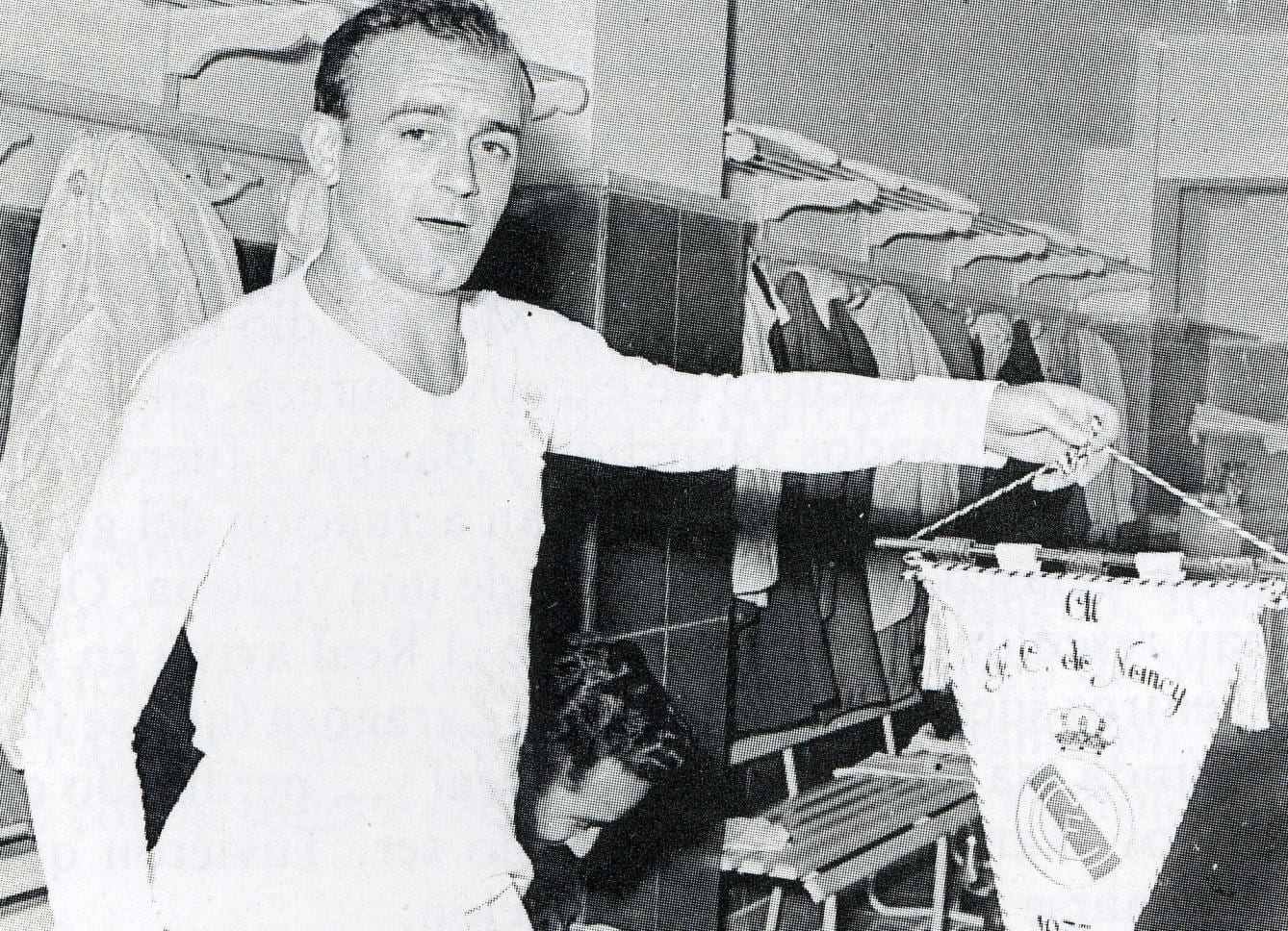 Di Stéfano sujeta banderín con escudo del Real Madrid