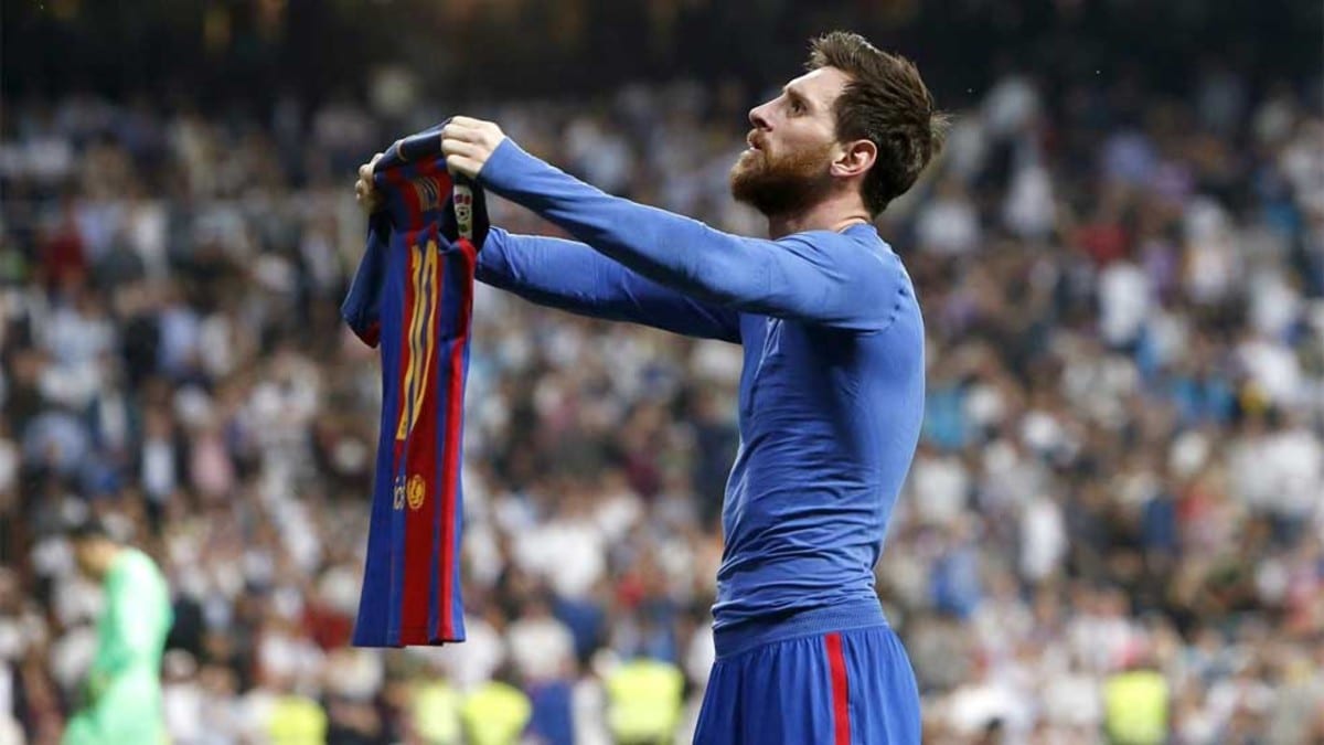 Messi muestra camiseta al Bernabéu