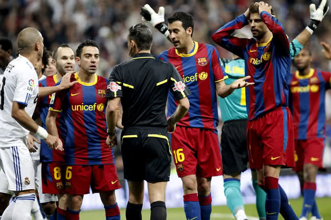 Jugadores del Barcelona rodean al árbitro.