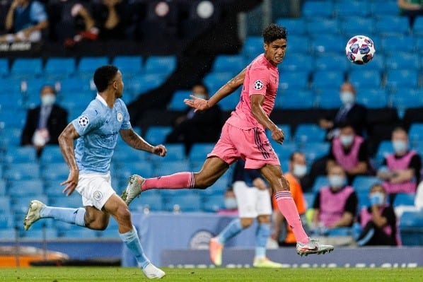 Varane despeja de cabeza.