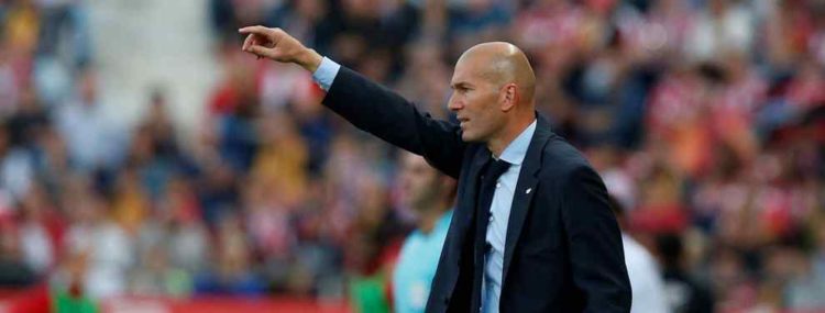 Zidane da instrucciones durante un partido.