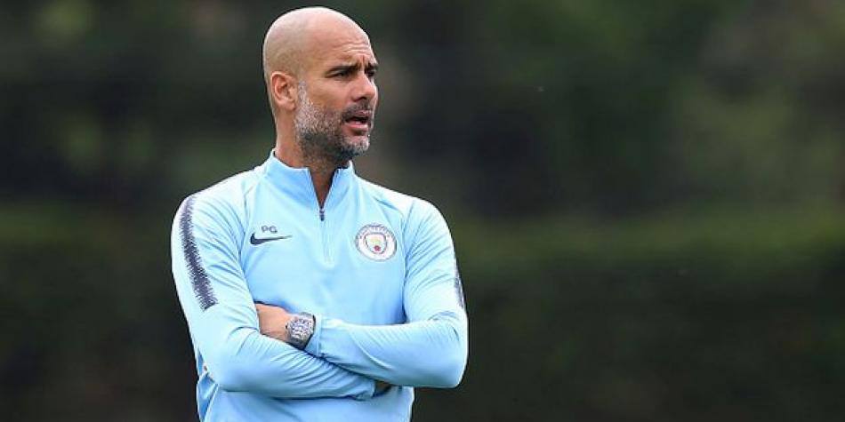 Guardiola dirige un entrenamiento.