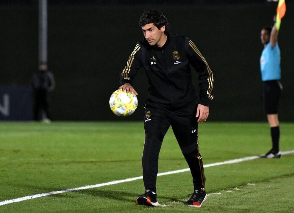 Raúl González recoge un balón.