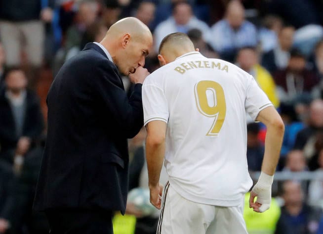 Zidane da instrucciones a Benzema.