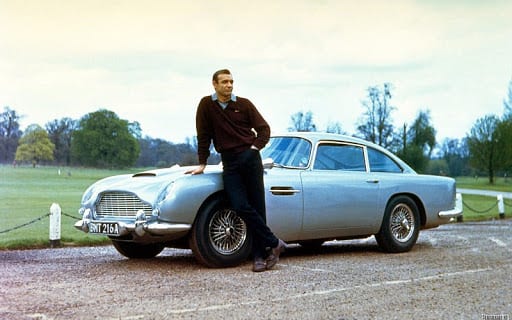 Sean Connery como James Bond.