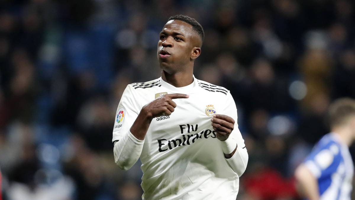 Vinícius señala el escudo.