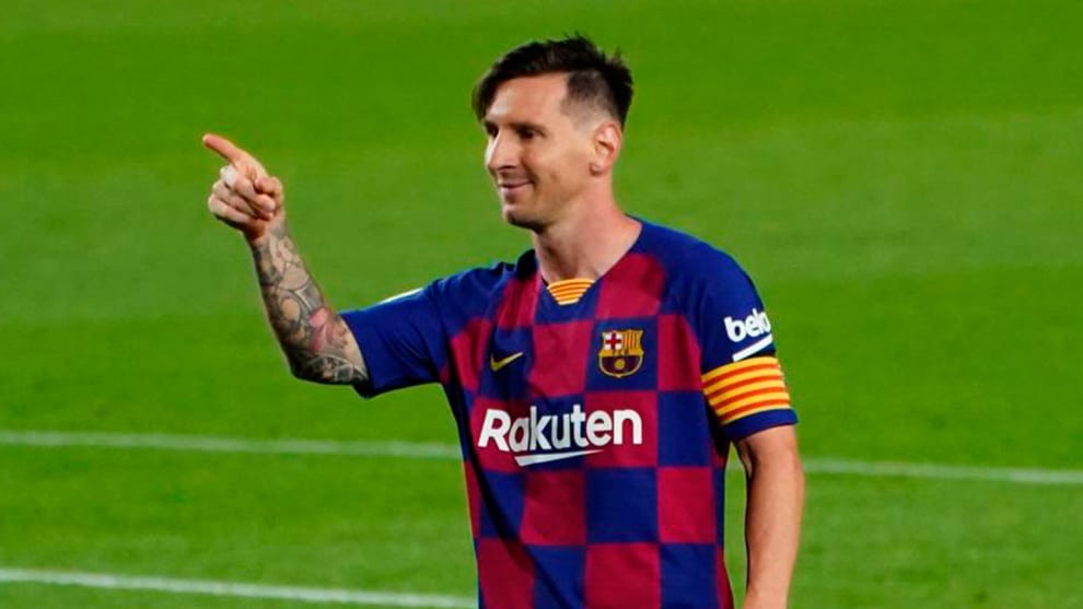 Messi señala durante un partido