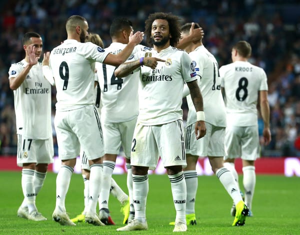 Marcelo señala escudo Marcelo señala el escudo.