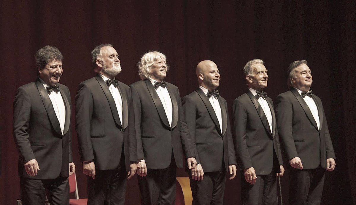 Les Luthiers saludando