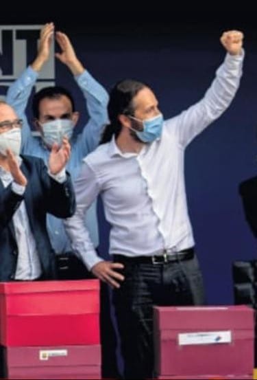 Un opositor a Bartomeu levanta el puño.