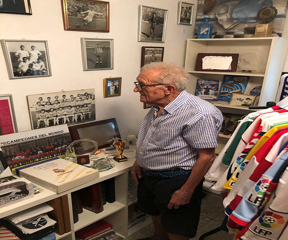 Rafael Verdú en el museo de recuerdos de su casa