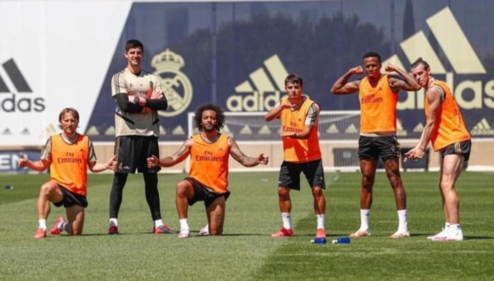 Jugadores del Real Madrid posando en un entrenamiento.