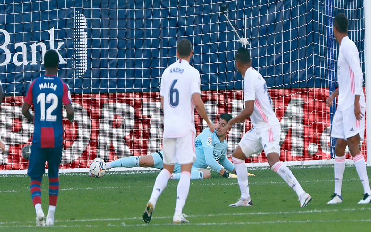 Parada Courtois Real Madrid