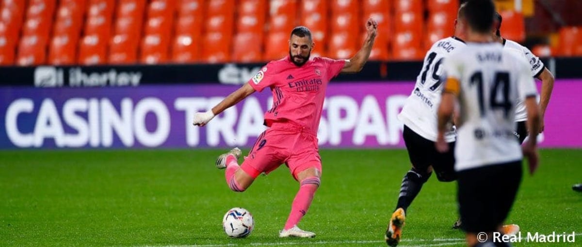 Benzema dispara.