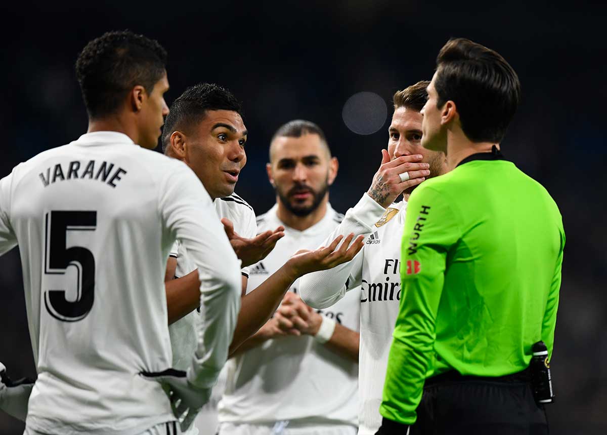 Casemiro protesta árbitro