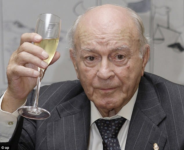 di stefano brindando