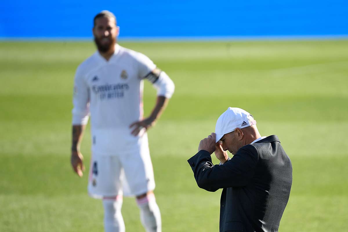 Zidane dirigiendo en la banda