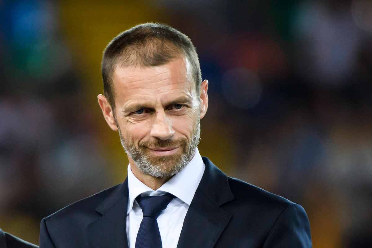 Que Aleksander Ceferin tenga cara de gánster no significa que lo sea. Es cierto que hace una docena de años llegó a esa edad, los 40, a partir de la que, de acuerdo con el postulado de Abraham Lincoln, cada uno es responsable de su cara. Yo comparto la penetrante observación del gran Presidente americano, pero hay que respetar a las personas. Aunque Aleksander Ceferin fuera responsable de tener cara de gánster, no significaría que lo fuera. Del inglés gangster, decimos gánster en español al miembro de una banda de malhechores que actúa en las grandes ciudades. Lo he buscado en el Diccionario de la RAE. Ni en el más libérrimo uso del término, la UEFA puede tenerse por una banda de malhechores. Menos aún de bienhechores. Quizá, eso sí, sea una banda. Y quizá por eso Michel Platini, del que Aleksander Ceferin era asesor, tenga ciertos malentendidos con la fiscalía suiza (estafa, gestión desleal, abuso de confianza y falsificación de títulos) a cuenta de 2 millones de euros recibidos, por intermedio de Sepp Blatter, de algún lugar remoto sobre el que el nuevo presidente de la ECA, Al Khelaifi, al que Aleksander Ceferin encomió el otro día como paradigma de la honestidad, seguramente sepa más que el propio Sepp. Family Business. Dos millones de euros, por cierto, le dan la risa al exasesor. Más se levanta en un año, legalmente. Como ha demostrado en unas recientes amenazas a millones de madridistas que habría firmado Mario Puzo, Aleksander Ceferin puede ser al mismo tiempo perjudicado, juez y código penal. Estaban escribiendo el delito, y ya tenía impuesta la sanción. Nada impide a un tipo tan fabuloso ser, si le da la gana, convenio colectivo. Y en plena pandemia, le dio la gana. Aleksander Ceferin se aumentó el sueldo en casi medio millón de euros, mientras los clubes tenían que cerrar las puertas de los estadios, y los ingresos de su organización se desplomaban un 22%. Tranquilos. Con menos de 20.000 habitantes, Nyon no es una gran ciudad.