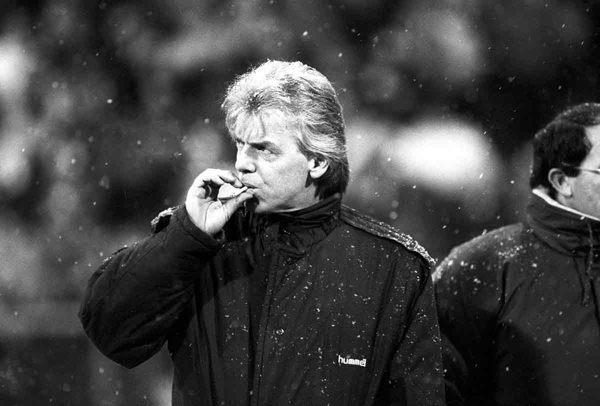 Beenhakker fumando