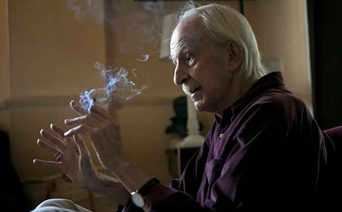 Escohotado fumando