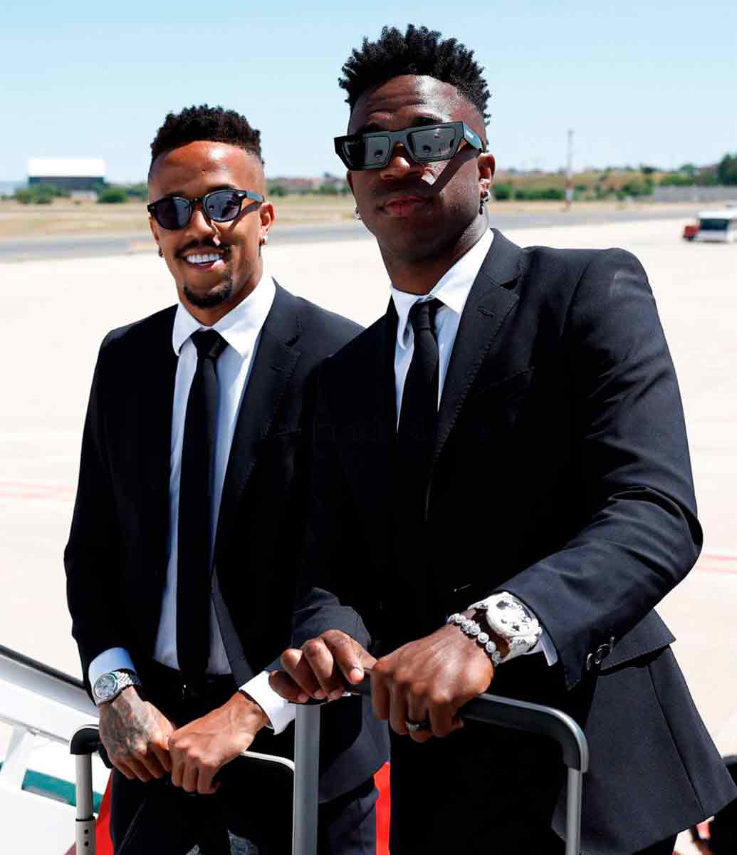 Militao y Vinícius con trajes y gafas de sol