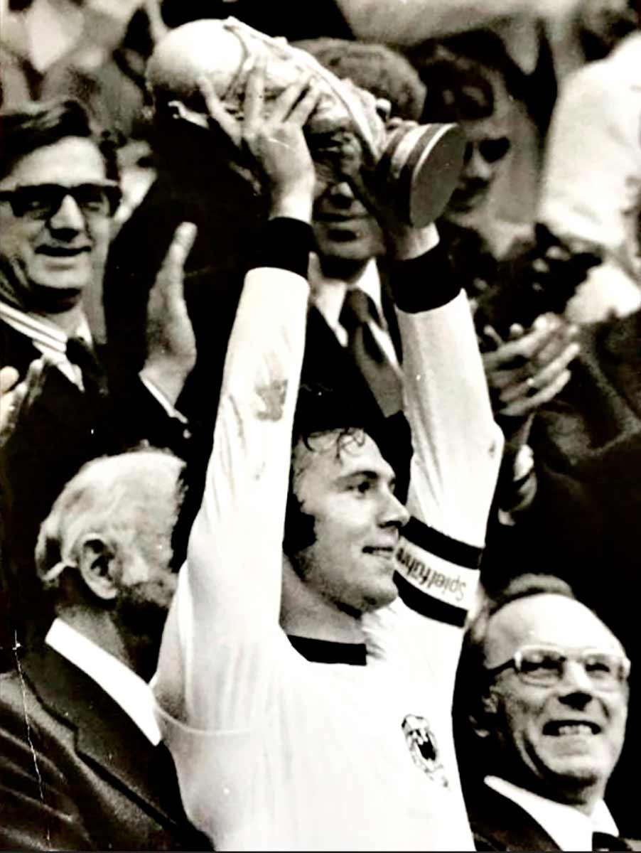 Beckenbauer levanta la Copa del Mundo