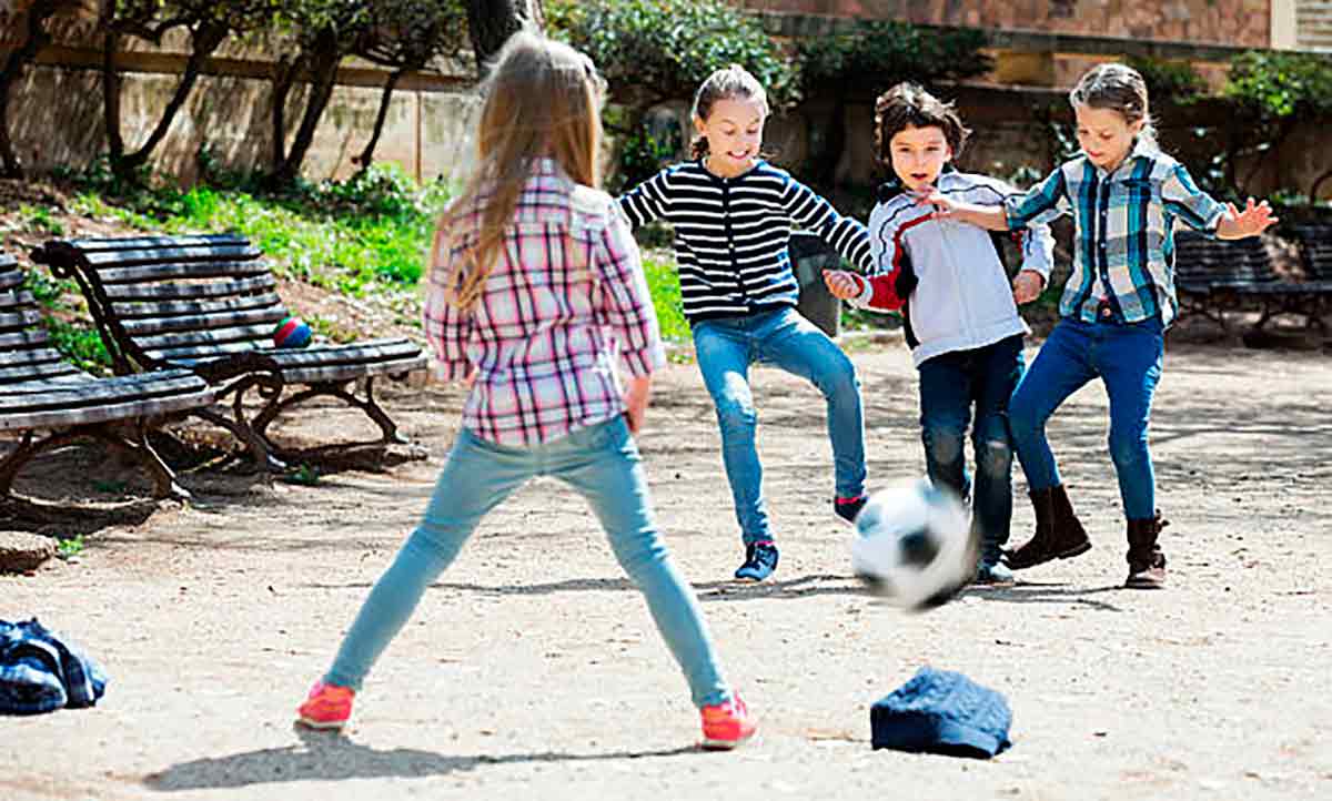 Niñas jugando al fútbol