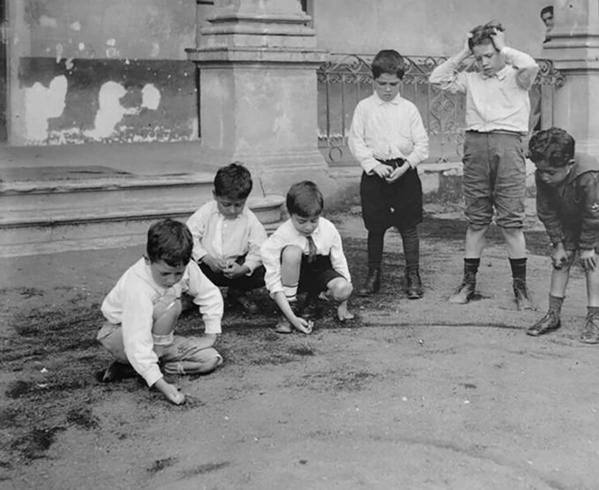 Niños jugando a las canicas