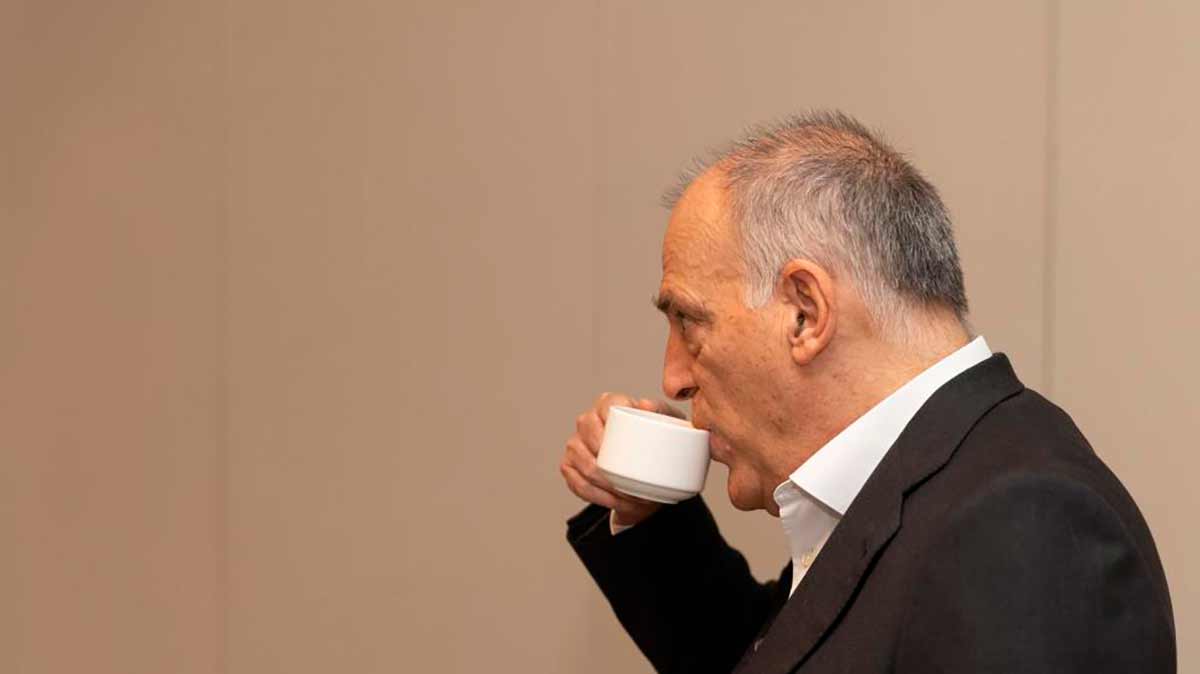 Tebas tomando café