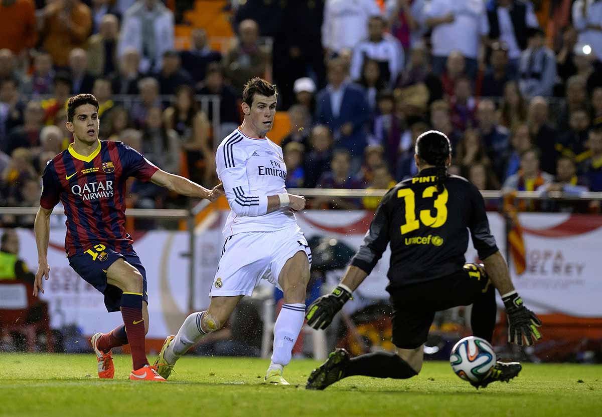 Gol de Bale a Pinto frente a Bartra.