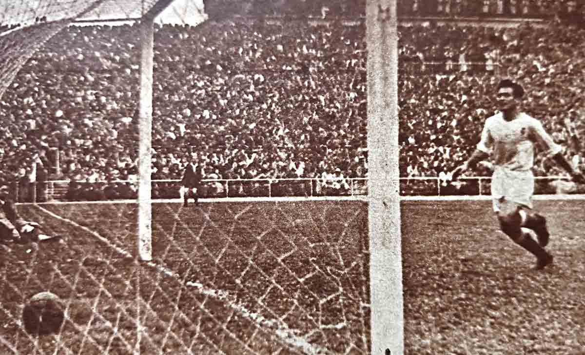 Gol de la Real en el partido de vuelta en Chamartín. 1951