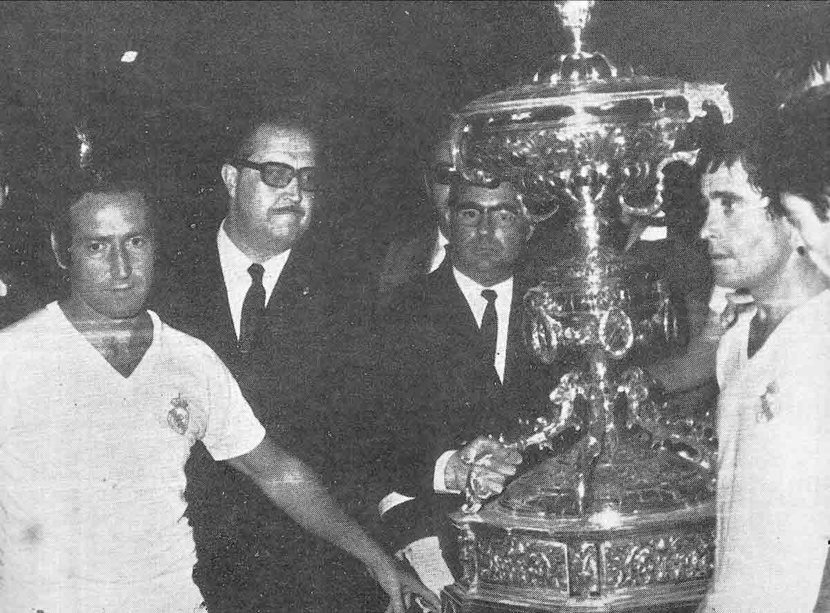 Gento y Bueno con el trofeo Carranza