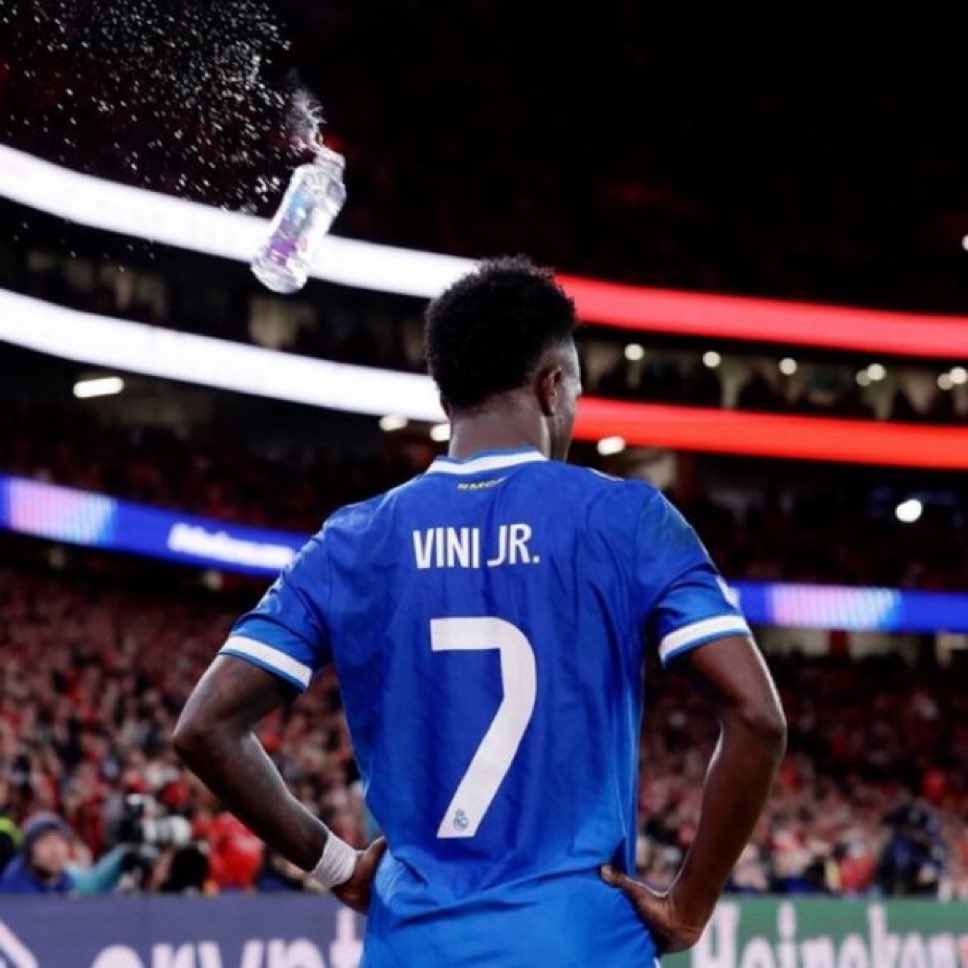 Botellazo a Viníicus Benfica